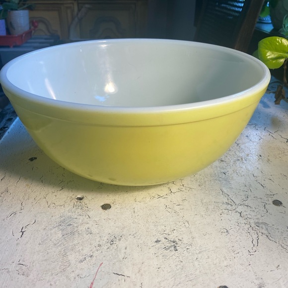 Pyrex Other - 1 Pyrex 404 Yellow 4 Quart primary mixing bowl
